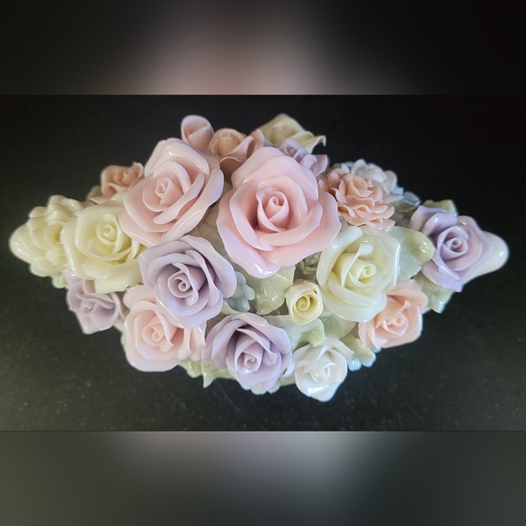 Creamware GORGEOUS FLOWER VASE, boat shaped, Full of Fine Porcelain Roses. - Picture 3 of 16